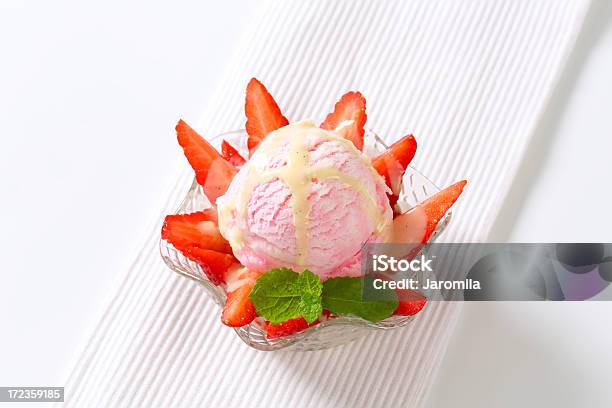 Eis Mit Erdbeeren Stockfoto und mehr Bilder von Blatt - Pflanzenbestandteile - Blatt - Pflanzenbestandteile, Dessert, Erdbeere
