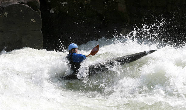 livin life - white water atlanta kayak rapid kayaking 뉴스 사진 이미지