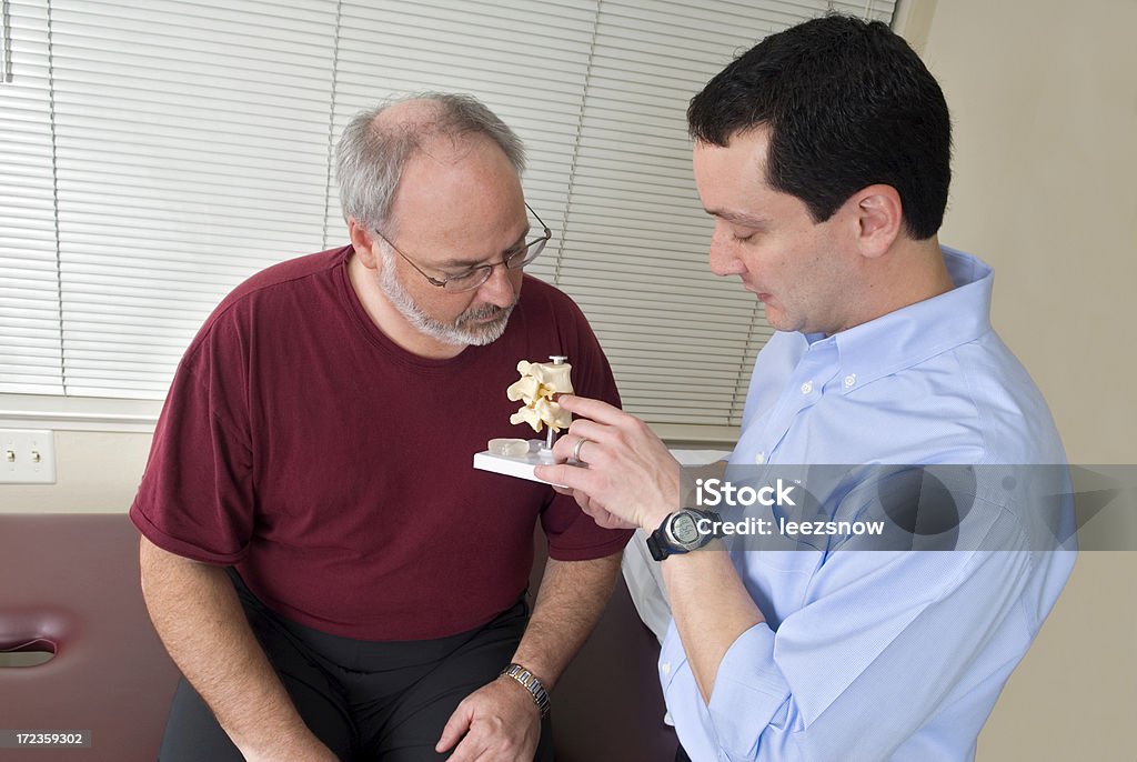 Fisioterapia modelo de la columna vertebral - Foto de stock de Adulto libre de derechos