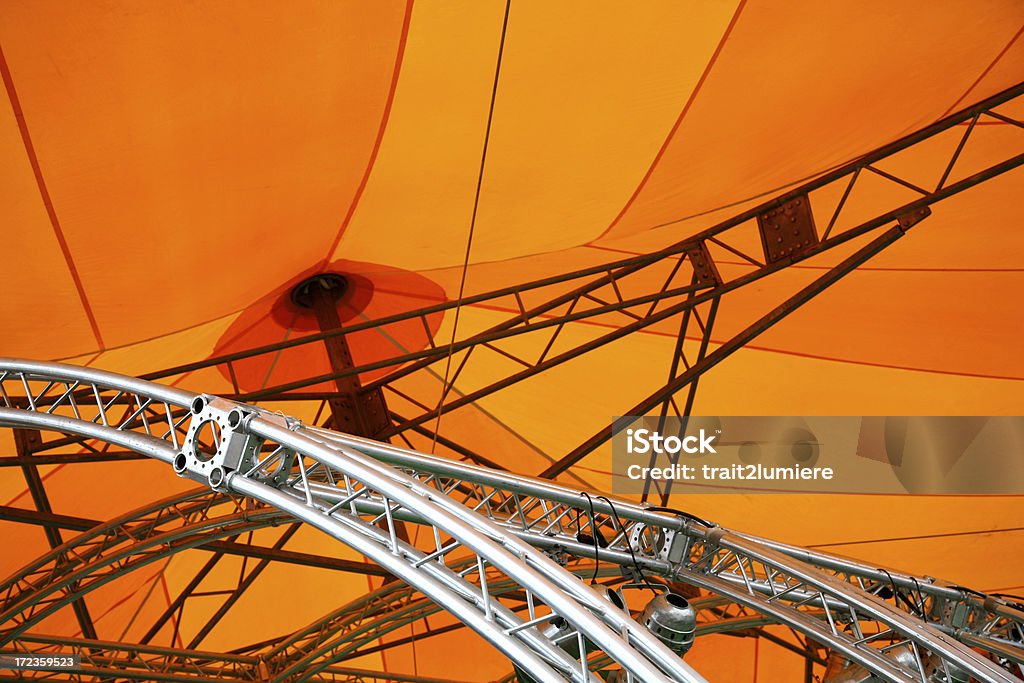 Struttura in metallo di un grande top arancione - Foto stock royalty-free di Intelaiatura