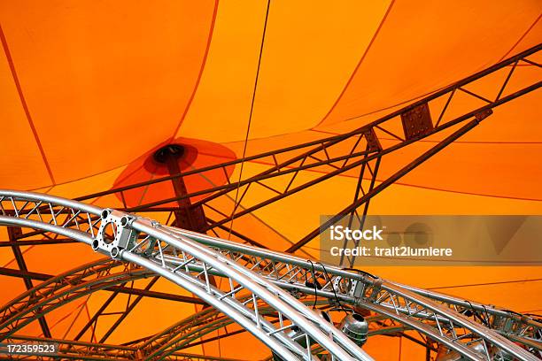 금속 구조를 주황색 커요 상부형 건설 프레임에 대한 스톡 사진 및 기타 이미지 - 건설 프레임, 엔터테인먼트 텐트, 텐트