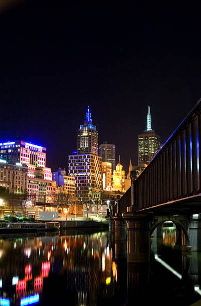 vista notturna della città di melbourne - melb foto e immagini stock