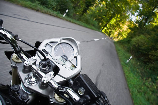 perspectiva de motocicleta - motorcycle motorcycle point of view road biker - fotografias e filmes do acervo