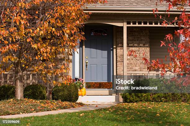 Suburban Haus Im Herbst Stockfoto und mehr Bilder von Herbst - Herbst, Haustür, Wohnhaus