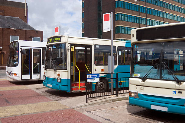 estação de ônibus - grande manchester - fotografias e filmes do acervo