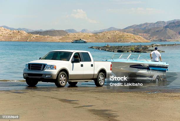 Preparación Para El Lanzamiento Foto de stock y más banco de imágenes de Rampa para lanchas - Rampa para lanchas, Embarcación marina, Camioneta