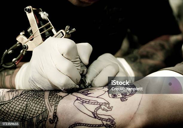 Tatuador Foto de stock y más banco de imágenes de Oscuro - Oscuro, Sirena - Seres mitológicos acuáticos, Adulto