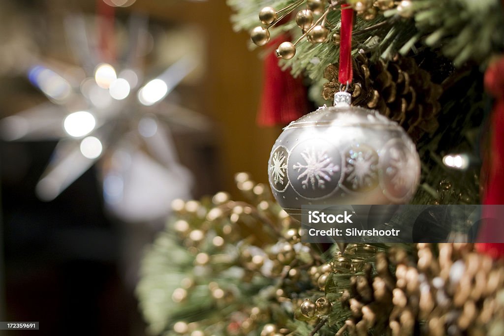 Christmas ball auf Baum Hängen - Lizenzfrei Baum Stock-Foto