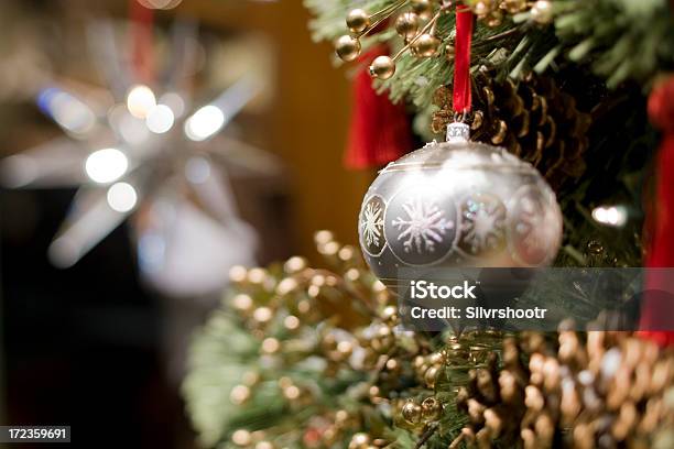 Christmas Ball Auf Baum Hängen Stockfoto und mehr Bilder von Baum - Baum, Beleuchtet, Blumenkranz