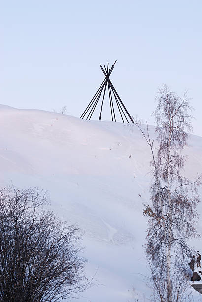 teepee - north american tribal culture teepee winter canada foto e immagini stock