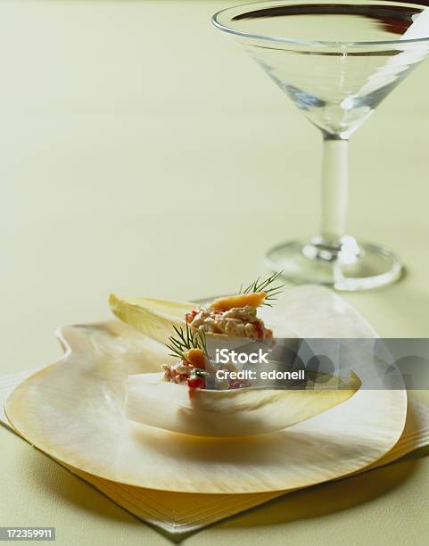 Photo libre de droit de Endive Horsdœuvre Avec Du Saumon Et Verre À Martini banque d'images et plus d'images libres de droit de Aliment