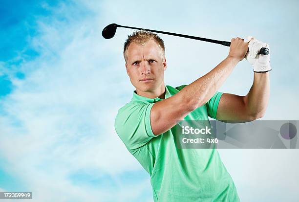 Macho Con Un Golfista Balanceo De Golf Club Foto de stock y más banco de imágenes de Columpiarse - Columpiarse, Palo de Golf, 20 a 29 años