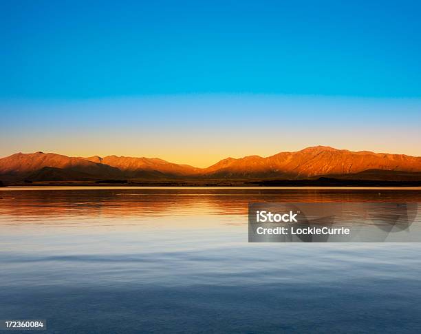 Lago Tekapo Foto de stock y más banco de imágenes de Aire libre - Aire libre, Anochecer, Azul