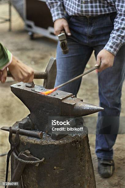 Blacksmiths - zdjęcia stockowe i więcej obrazów Dżinsy - Dżinsy, Mężczyźni, Przemysł metalurgiczny