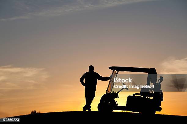 Golfista Krzywa Przed Wózek Golfowy - zdjęcia stockowe i więcej obrazów Wózek golfowy - Wózek golfowy, Ciemny, Luksus