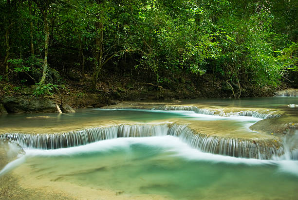 에라완 폭포 - erawan falls 이미지 뉴스 사진 이미지