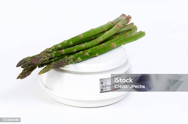 Dieta Com Controlo De Porções - Fotografias de stock e mais imagens de Alimentação Saudável - Alimentação Saudável, Balança - Instrumento de Pesagem, Balança de cozinha