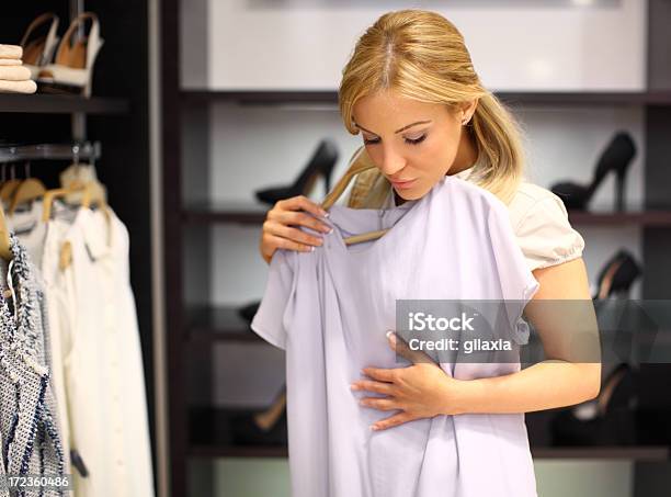 여성 셔츠 선택 30-34세에 대한 스톡 사진 및 기타 이미지 - 30-34세, 개념, 고객