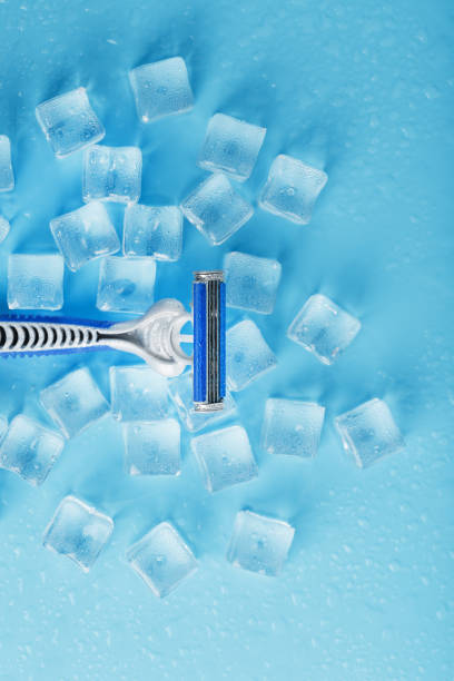 máquina de barbear refrescante no fundo de cubos de gelo gelado sem irritação - beautiful outdoors vertical close up - fotografias e filmes do acervo