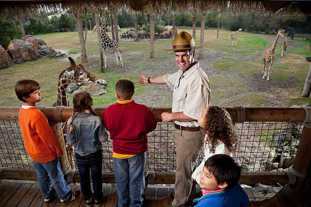 crianças com girafa zookeeper a apresentar - teaching field trip classroom child imagens e fotografias de stock