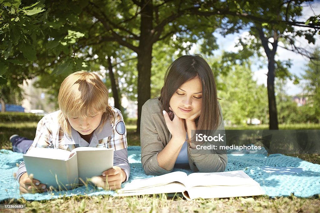 Lectura al aire libre - Foto de stock de 10-11 años libre de derechos
