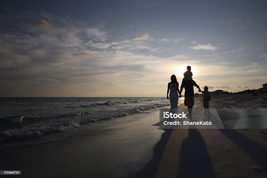 Caminhada família ao pôr-do-sol - Foto de stock de Família royalty-free