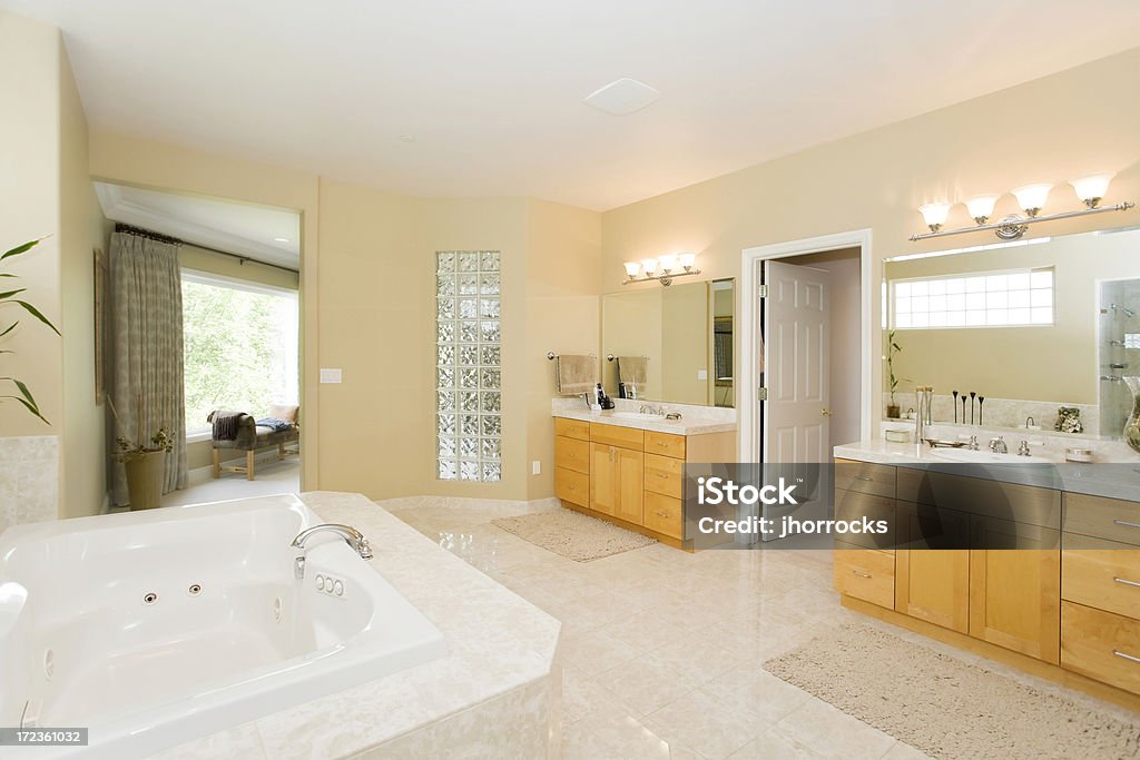 Moderne salle de bains spacieuse - Photo de Architecture libre de droits