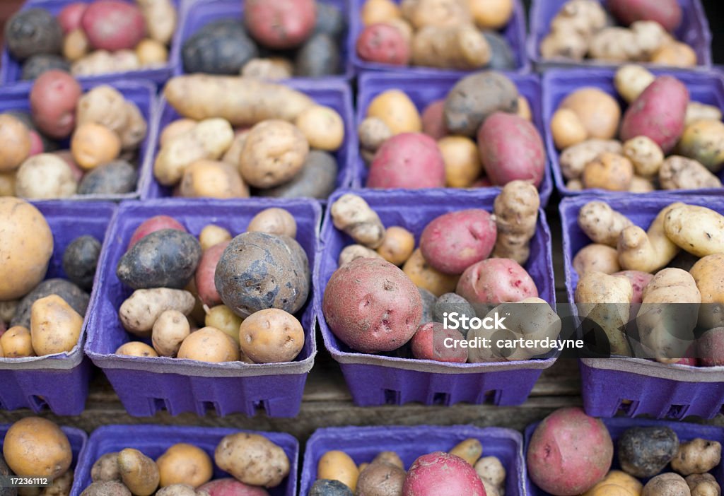 Cesti di patate in un Mercato degli allevatori - Foto stock royalty-free di Bianco