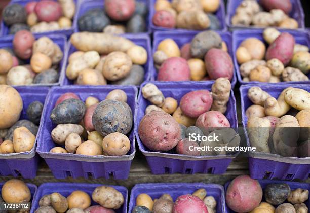 Cesti Di Patate In Un Mercato Degli Allevatori - Fotografie stock e altre immagini di Bianco - Bianco, Patata rossa, 2000-2009