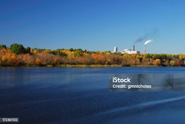 Fábrica No Outono - Fotografias de stock e mais imagens de Fábrica de Papel - Fábrica de Papel, Lago, Central Elétrica