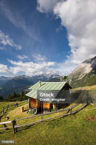 Photo libre de droit de Tyrolien Hut banque d'images et plus d'images libres de droit de Alpes européennes - Alpes européennes, Arbre, Au-dessus de