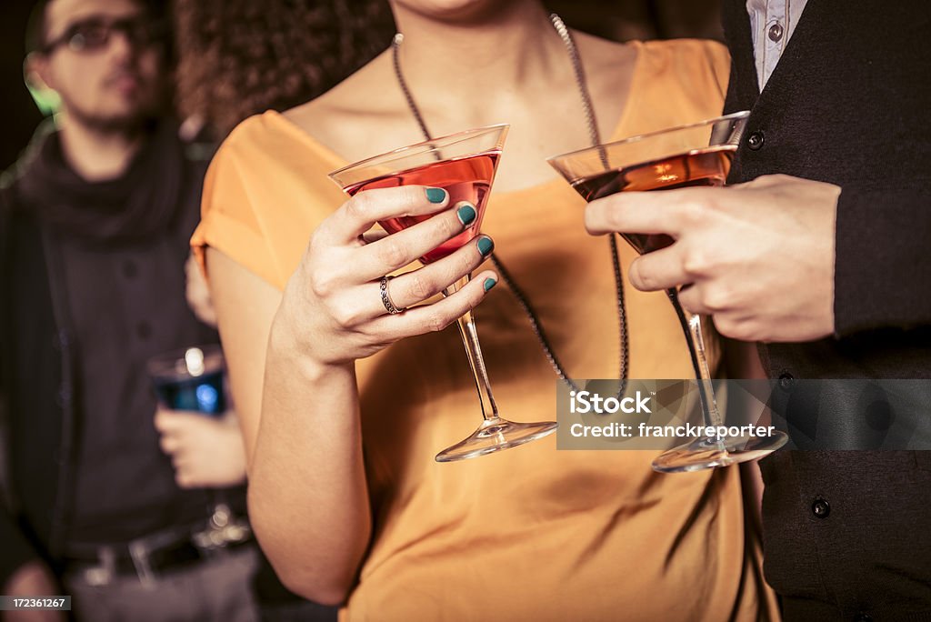 Cócteles en la discoteca - Foto de stock de 20 a 29 años libre de derechos