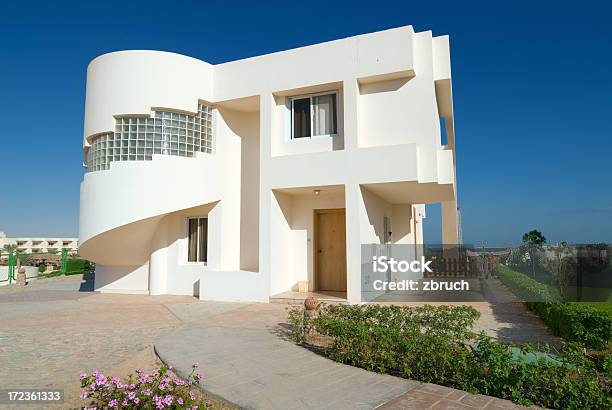 Foto de Cottage e mais fotos de stock de Aldeia - Aldeia, Arbusto, Arquitetura