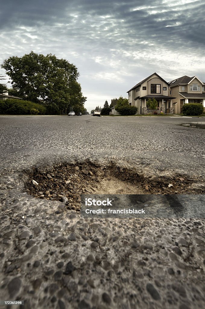 Pothole dans un quartier résidentiel - Photo de Nid-de-poule libre de droits