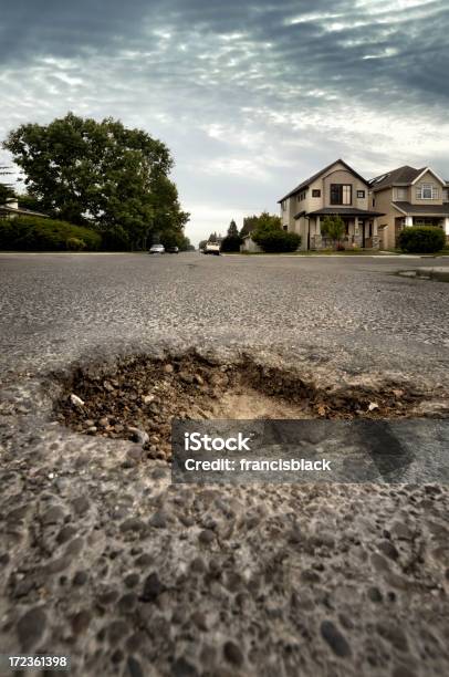 Photo libre de droit de Pothole Dans Un Quartier Résidentiel banque d'images et plus d'images libres de droit de Nid-de-poule - Nid-de-poule, Route, Voiture