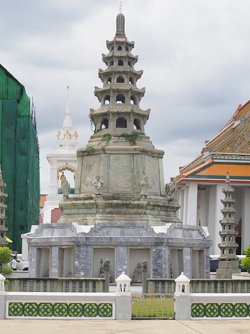 Gray, white, silver and brown pagodas, blue sky and white clouds are used as the background.