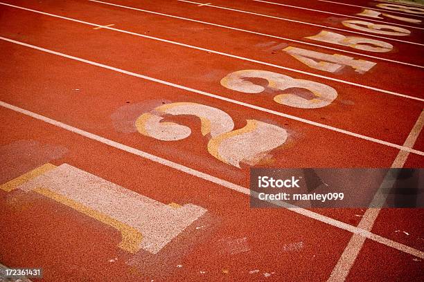 Leichtathletiknummern Stockfoto und mehr Bilder von Bildhintergrund - Bildhintergrund, Boden, Einzellinie