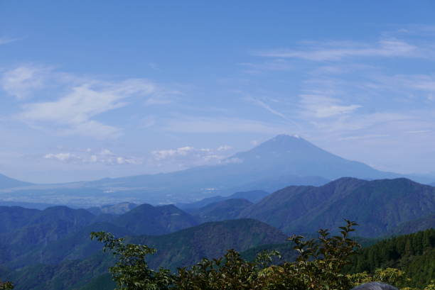 Mt. Tonodake is the highest peak along the Omote Ridge that runs between Mt. Oyama and Nabewari Ridge . It has easy access, being about 80 minutes to Shibusawa Station from both Shinjuku and Tokyo. el monte tonodake es el pico más alto a lo largo de la cresta de omote que se extiende entre el monte oyama y la cresta de nabewari. tiene fácil acceso, ya que está a unos 80 minutos de la estación de shibusawa tanto de shinjuku como de tokio.