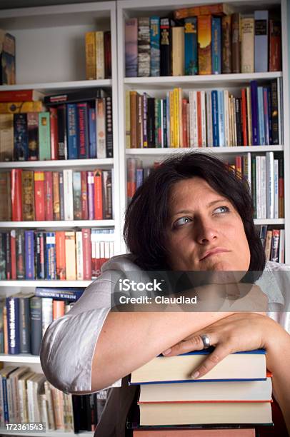 Giovane Donna In Libreria - Fotografie stock e altre immagini di 25-29 anni - 25-29 anni, 30-34 anni, Adulto