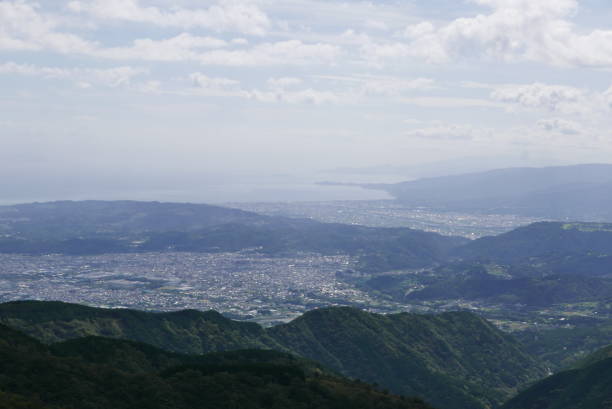 Mt. Tonodake is the highest peak along the Omote Ridge that runs between Mt. Oyama and Nabewari Ridge . It has easy access, being about 80 minutes to Shibusawa Station from both Shinjuku and Tokyo. el monte tonodake es el pico más alto a lo largo de la cresta de omote que se extiende entre el monte oyama y la cresta de nabewari. tiene fácil acceso, ya que está a unos 80 minutos de la estación de shibusawa tanto de shinjuku como de tokio.