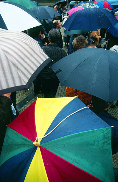 guarda-chuvas em um dia chuvoso - umbrella parasol rain rush hour - fotografias e filmes do acervo