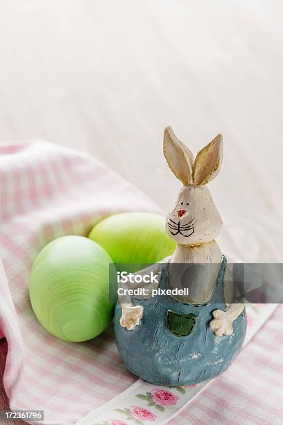 Ovos De Páscoa Na Mesa - Fotografias de stock e mais imagens de Algodão - Algodão, Antigo, Azul