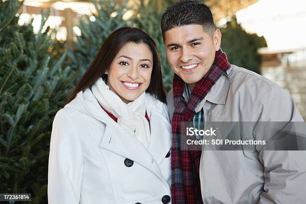 Szczęśliwy Hispanic Para Wybór Choinka W Farm - zdjęcia stockowe i więcej obrazów Choinka - Choinka, Zakupy, Boże Narodzenie