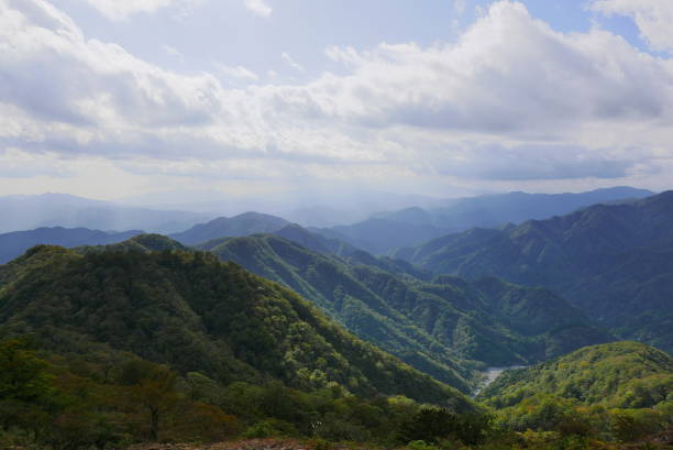 Mt. Tonodake is the highest peak along the Omote Ridge that runs between Mt. Oyama and Nabewari Ridge . It has easy access, being about 80 minutes to Shibusawa Station from both Shinjuku and Tokyo. el monte tonodake es el pico más alto a lo largo de la cresta de omote que se extiende entre el monte oyama y la cresta de nabewari. tiene fácil acceso, ya que está a unos 80 minutos de la estación de shibusawa tanto de shinjuku como de tokio.