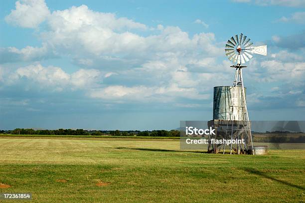 水のタンクトップと風車 - オクラホマ州のストックフォトや画像を多数ご用意 - オクラホマ州, 農村の風景, 自然の景観