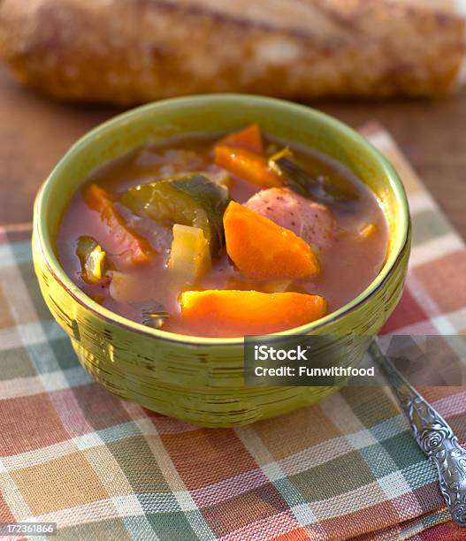 Bagietka Chleb Dieta Wegetariańska Zupa Jarzynowa Bowl Zdrowy Obiad - zdjęcia stockowe i więcej obrazów Bagietka - Pieczywo