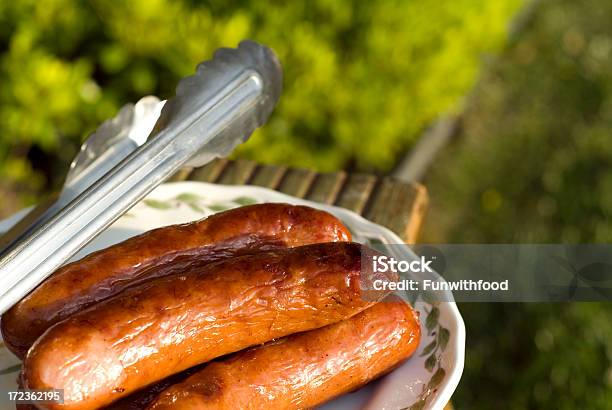 Bratwurst Desligar A Grelha - Fotografias de stock e mais imagens de Bandeja - Utensílio doméstico - Bandeja - Utensílio doméstico, Jardim Particular, Salsicha