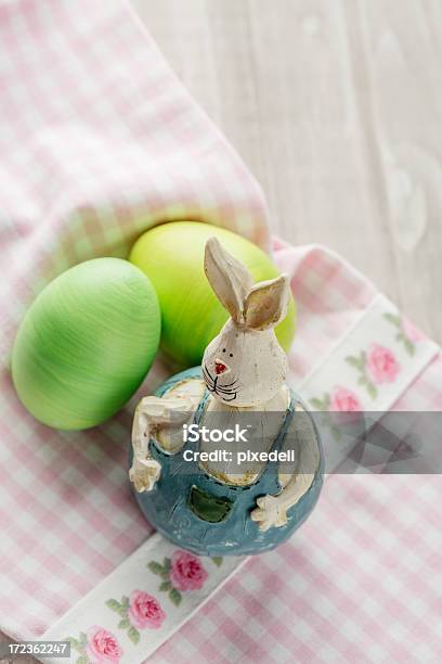 イースター卵のテーブル - イースターのストックフォトや画像を多数ご用意 - イースター, イースターエッグ, カイウサギ