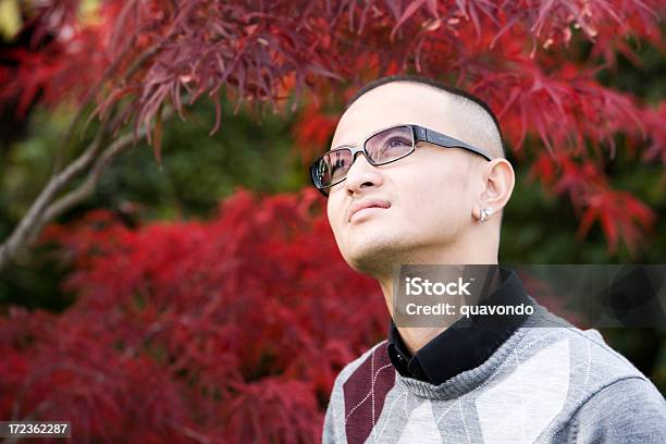 Photo libre de droit de Jeune Homme Asiatique En Plein Air Jusquau Plafond Espace De Copie banque d'images et plus d'images libres de droit de 16-17 ans