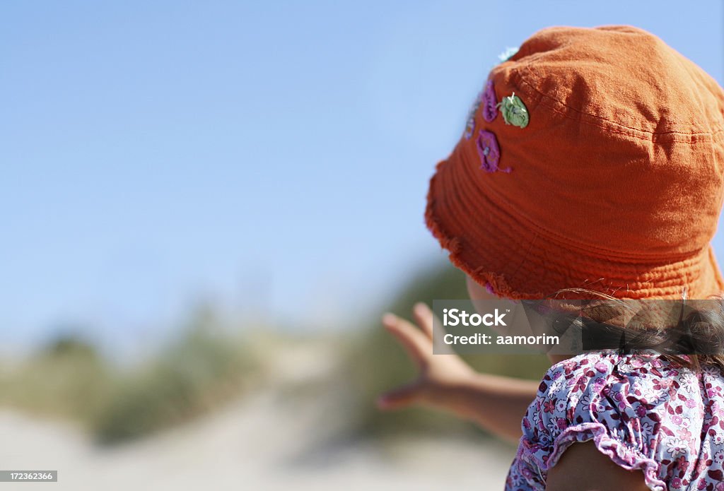 Dziewczynka nosi pomarańczowy kapelusz - Zbiór zdjęć royalty-free (2-3 lata)